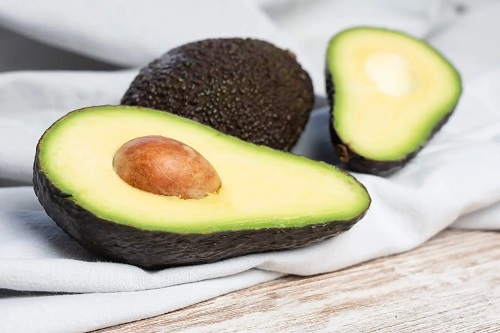 Avocado tăiat pe jumătate