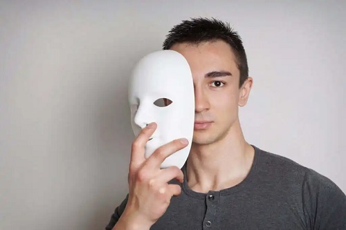 Bărbat care poartă o mască