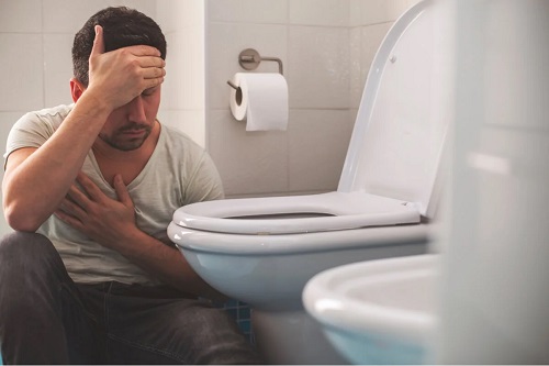 Bărbat care știe cum să vomiți ușor și în siguranță