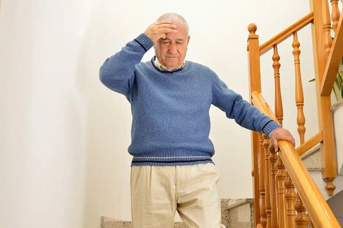 Bătrân care coboară scările
