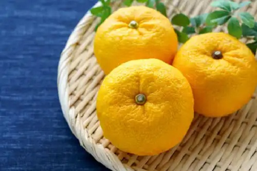 Beneficiile oferite de yuzu: un citric japonez cu multă vitamina C