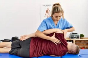 Corectarea coloanei vertebrale: beneficiile și riscurile chiropracticii