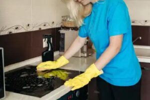 Cum se curăță corect plita cu inducție sau ceramică fără a o zgâria