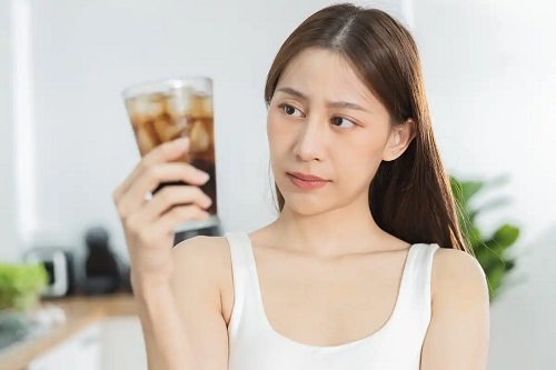 Femeie care bea cola