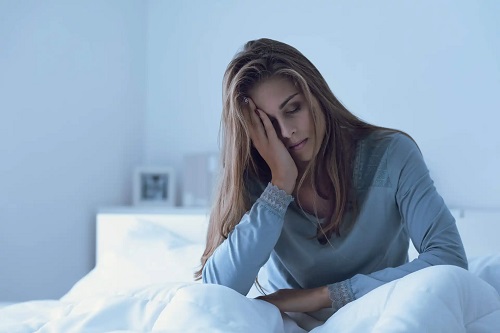 Femeie afectată de insomnie
