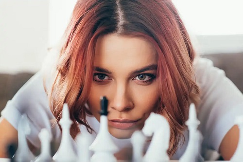 Femeie care știe că șahul este un sport