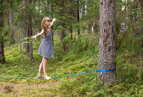 Fetiță la antrenamentul slackline