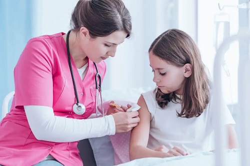 Fetiță care primește un vaccin pentru sfârșitul pandemiei