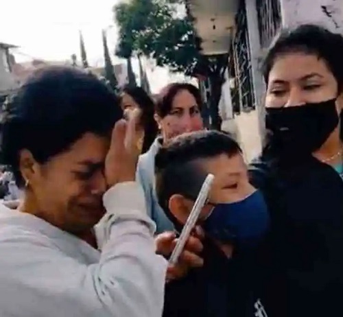 Mama plânge când își duce fiul la școală