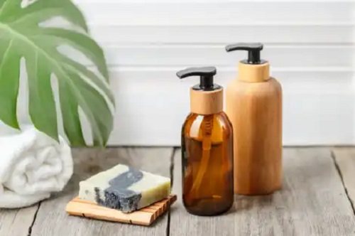 Șamponul solid sau lichid: diferențe, avantaje și dezavantaje