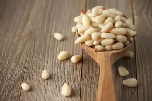 Semințele de pin: valoare nutritivă, beneficii și mod de consum