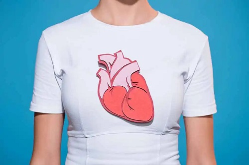 Tricou cu desen cu inimă
