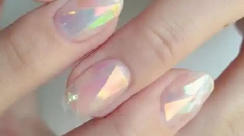 Unghiile de sticlă sau glass nails: ce sunt și cum se aplică?