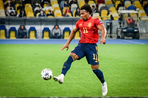 Antrenamentul lui Adama Traoré pe terenul de fotbal