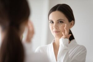 Ce este un emolient și de ce este benefic pentru sănătatea pielii?