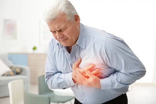 Bărbat care trece printr-un infarct