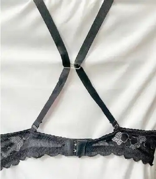 Bretele de sutien prinse cu o clemă