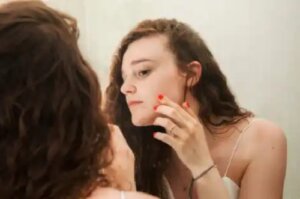 5 semne că îți exfoliezi prea mult pielea