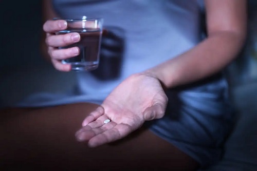 Femeie care riscă supradozajul cu melatonină