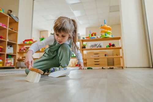 Fetiță cu jucăriile Montessori cu multe beneficii