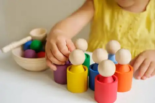 Jucăriile Montessori: beneficii și utilizări în educația timpurie