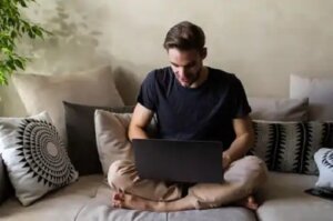 Este laptopul un risc pentru fertilitate? Ce trebuie să știe bărbații