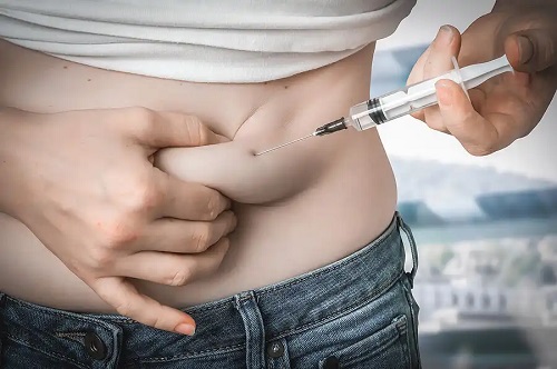 Pacient care își injectează insulină