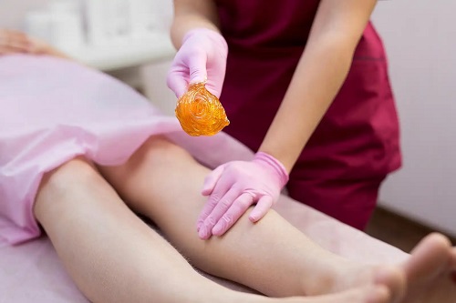 Specialist care știe cum să alegi ceara depilatoare corect