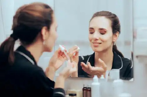 Tehnica sandwich: primii pași pentru a aplica retinolul în siguranță