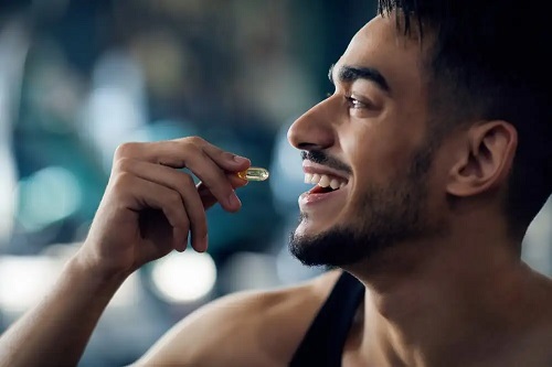 Bărbat care ia suplimente alimentare