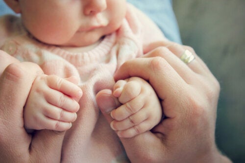 Care este reflexul de prindere la bebeluși?