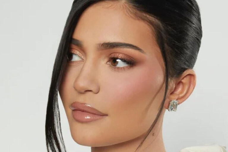 Frosted lips: machiajul pentru buze folosit de Kylie Jenner