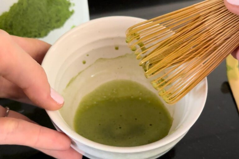 Cum se prepară ceaiul matcha: ustensile, rețete și trucuri